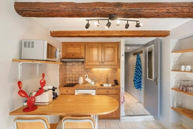 Kitchen or kitchenette, Dining area
