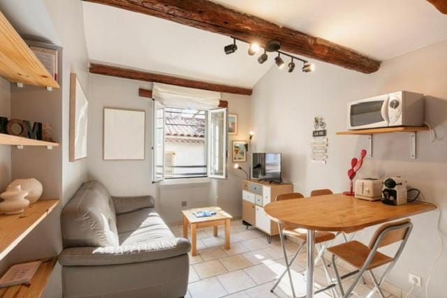 TV and multimedia, Living room, Seating area, Dining area