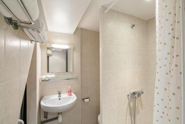 Shower, Toilet, Bathroom, towels