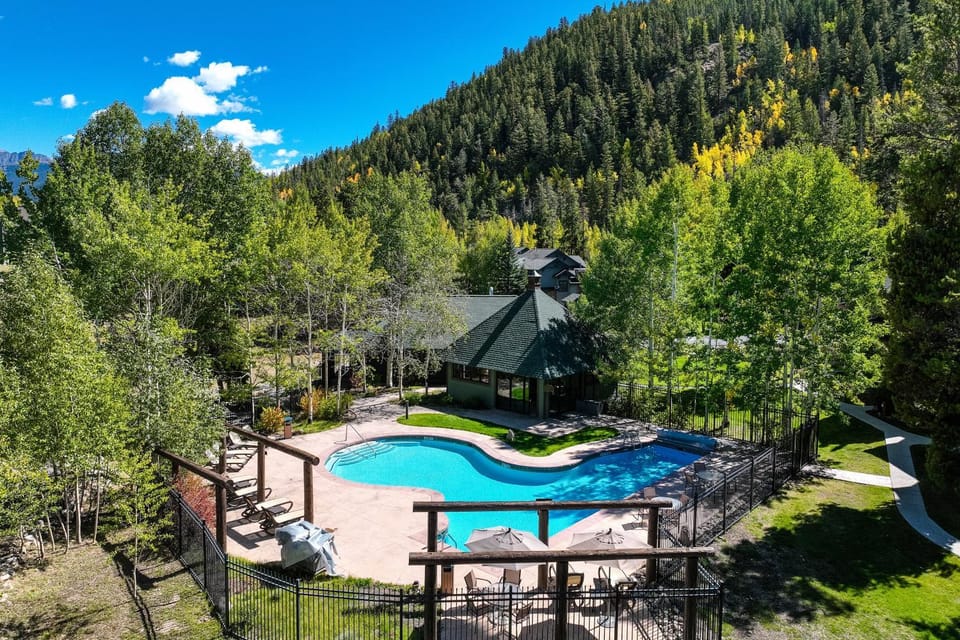 Soda Springs Ski Retreat - Heated Pool & Hot Tub House in Keystone