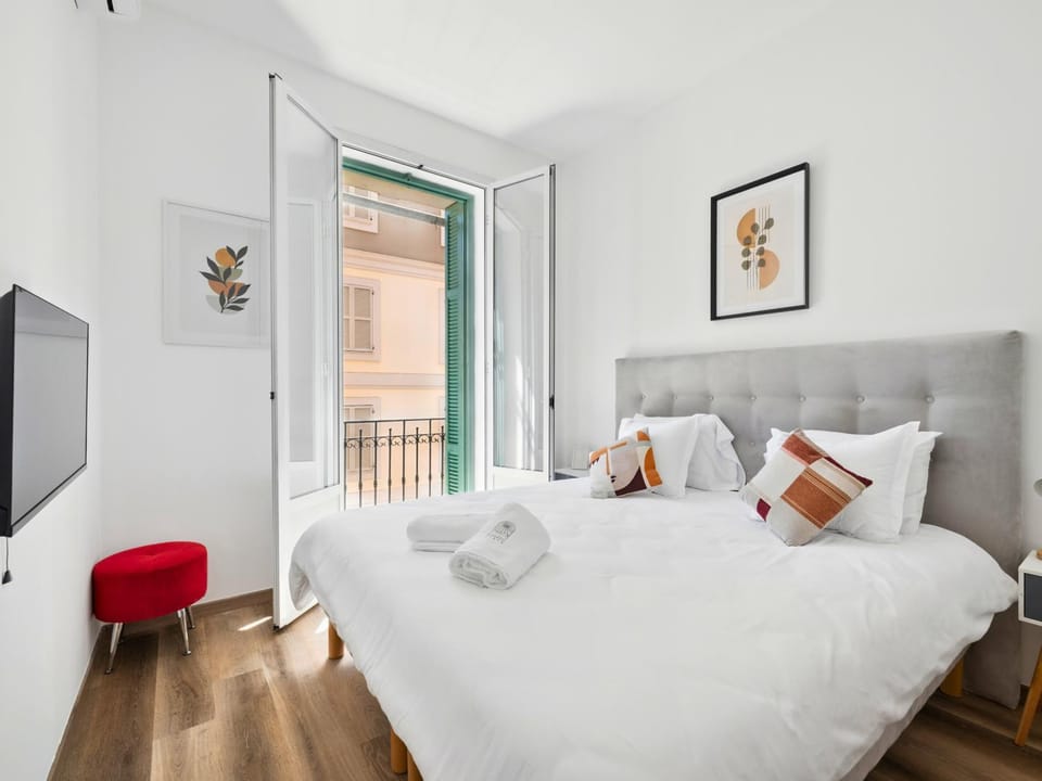 Bed, TV and multimedia, Photo of the whole room, Bedroom, towels