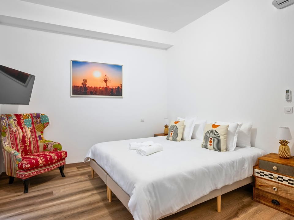 Bed, TV and multimedia, Photo of the whole room, Bedroom