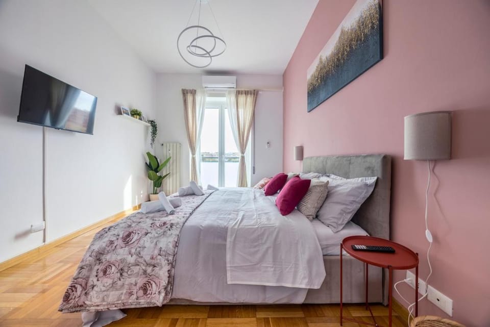 Bed, TV and multimedia, Photo of the whole room, Bedroom