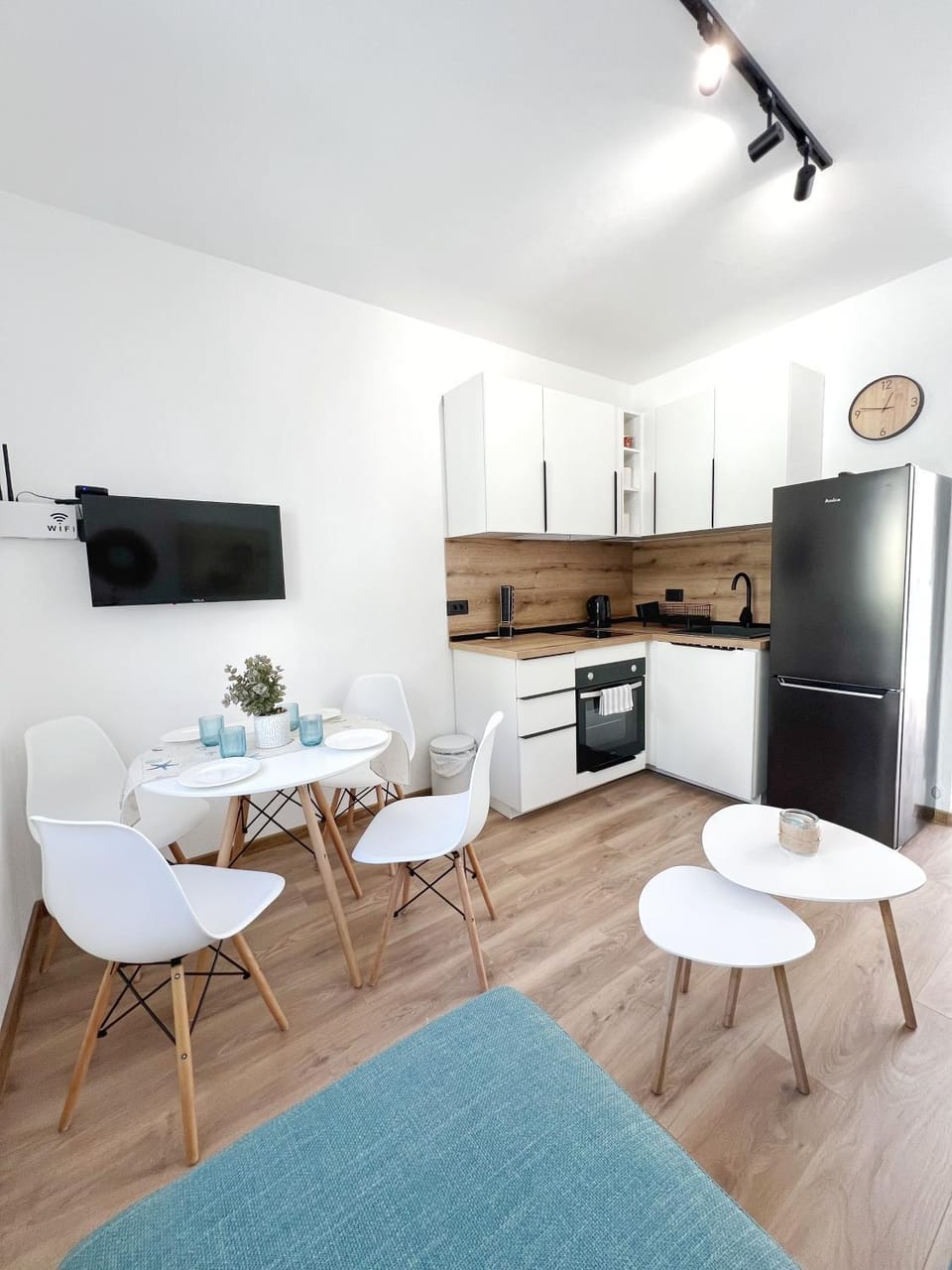 TV and multimedia, Kitchen or kitchenette, Living room, Seating area, Dining area, oven, stove