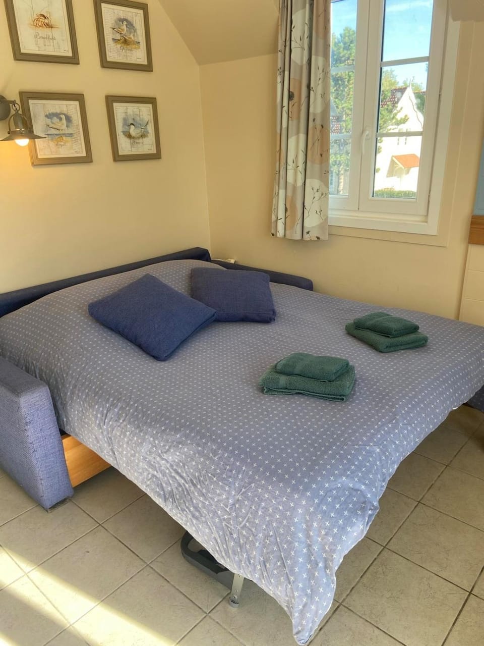 Bed, Living room, towels
