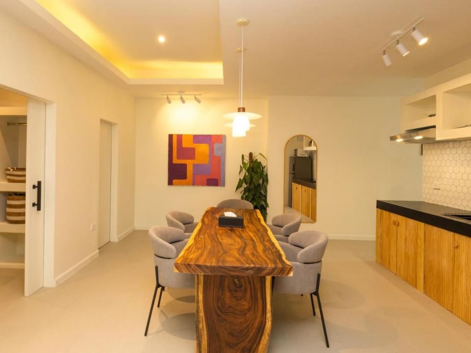 3 Bedrooms for 5 Guests in the Heart of Sathorn Apartment in Bangkok