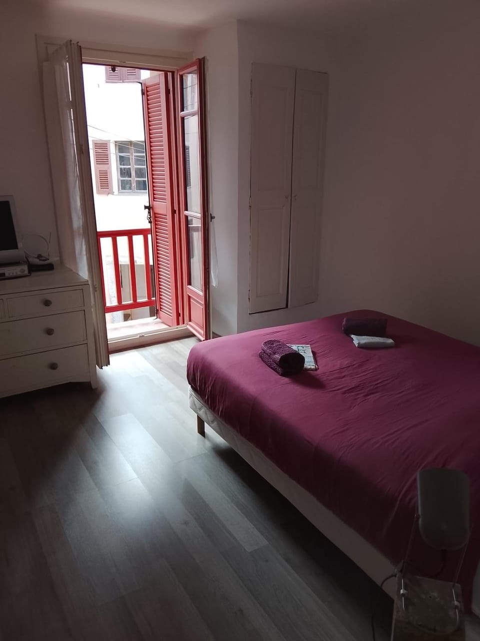 Bed, TV and multimedia, Photo of the whole room, Bedroom, towels