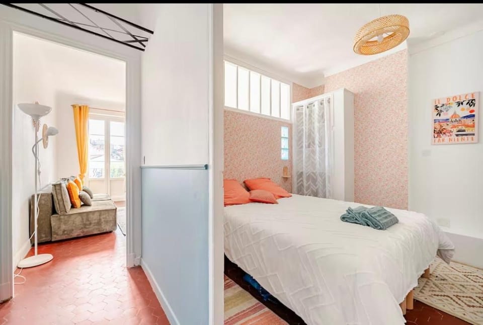 Bed, Photo of the whole room, towels, wardrobe