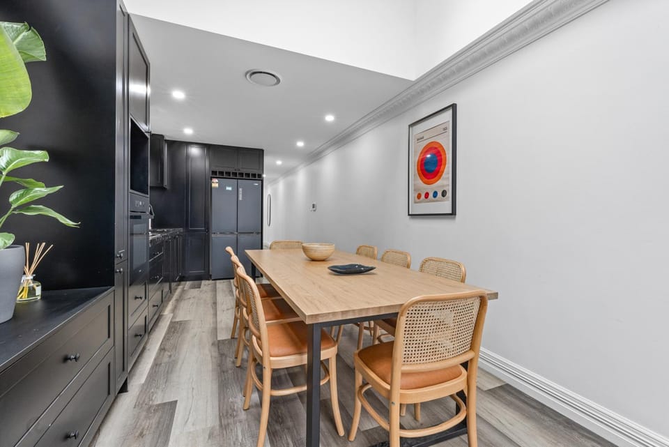 Kitchen or kitchenette, Dining area