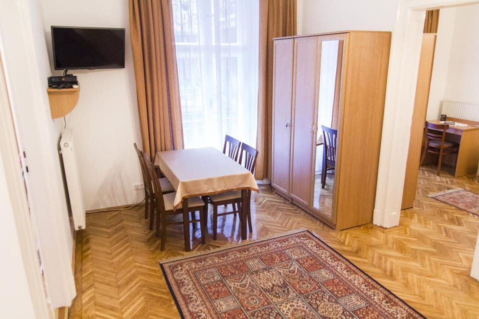 TV and multimedia, Decorative detail, Seating area, Dining area