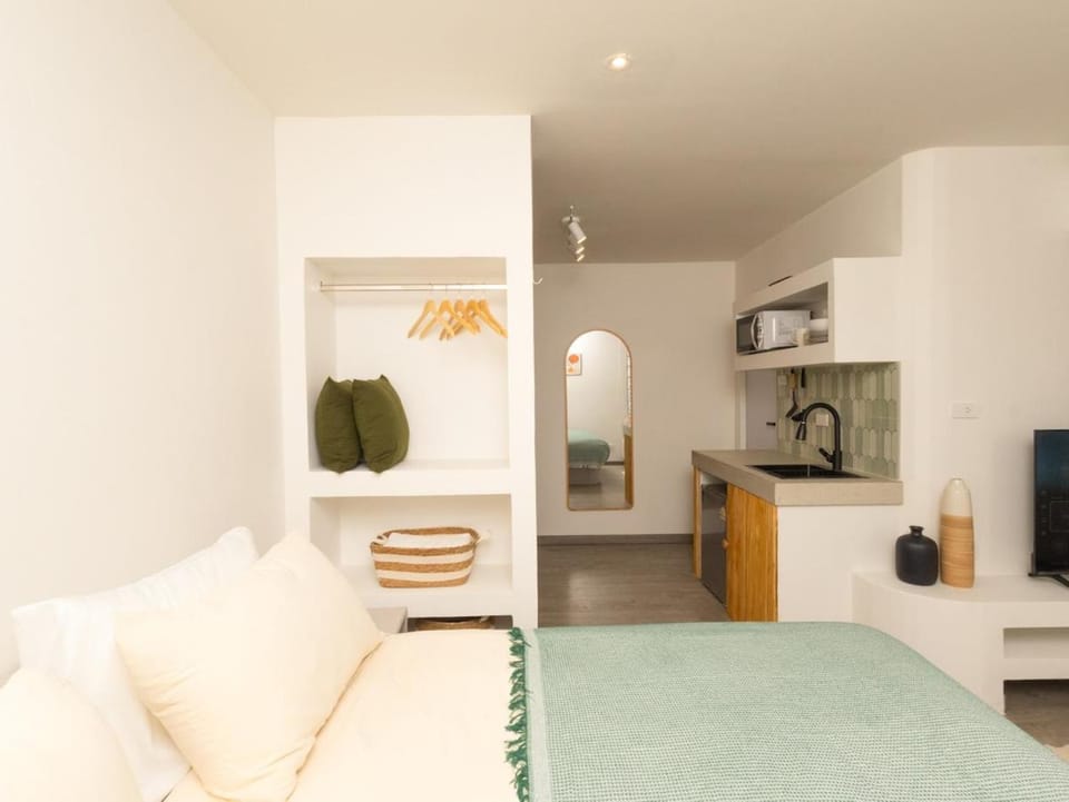 Lovely Studio Room for 2 Guests in the Heart of Sathorn Apartment in Bangkok