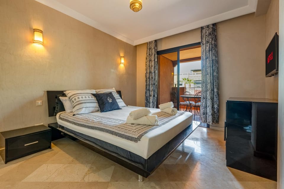Bed, TV and multimedia, Bedroom, towels