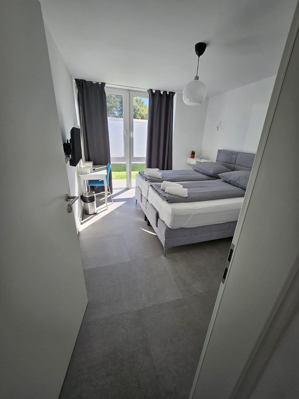 Bed, TV and multimedia, Photo of the whole room, Seating area, Bedroom