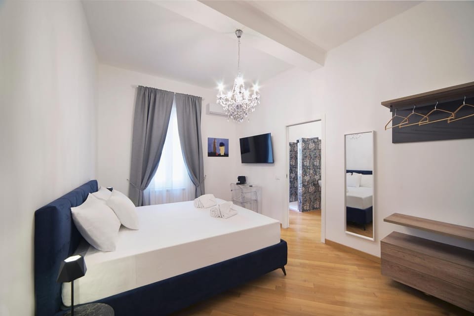 Bed, TV and multimedia, Photo of the whole room, Bedroom