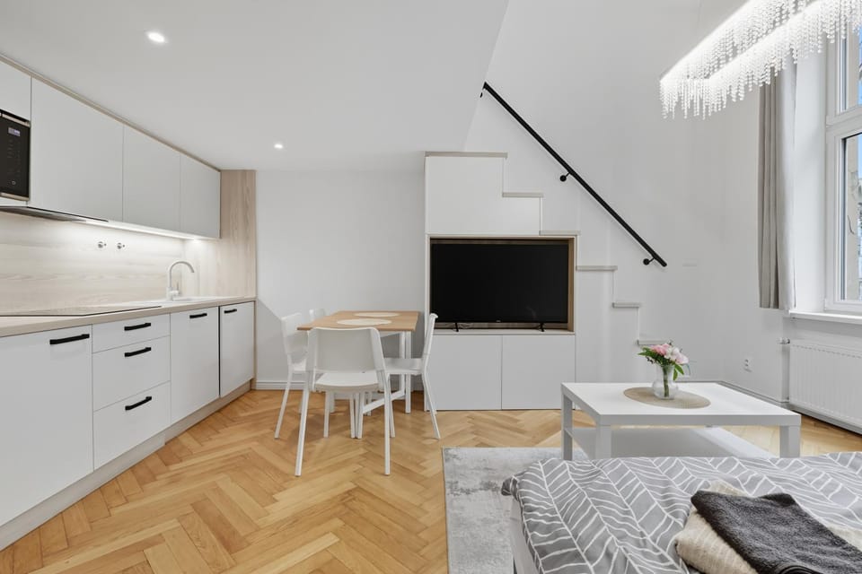 TV and multimedia, Kitchen or kitchenette, Living room, Seating area, Dining area