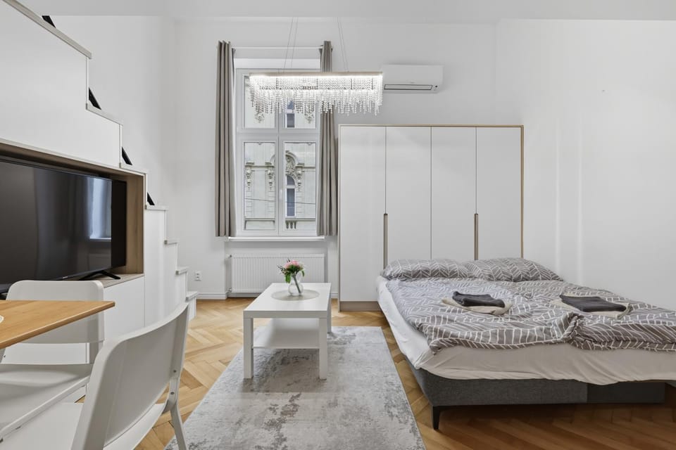 Bed, TV and multimedia, Living room, Photo of the whole room, Seating area, Bedroom, towels, air conditioner