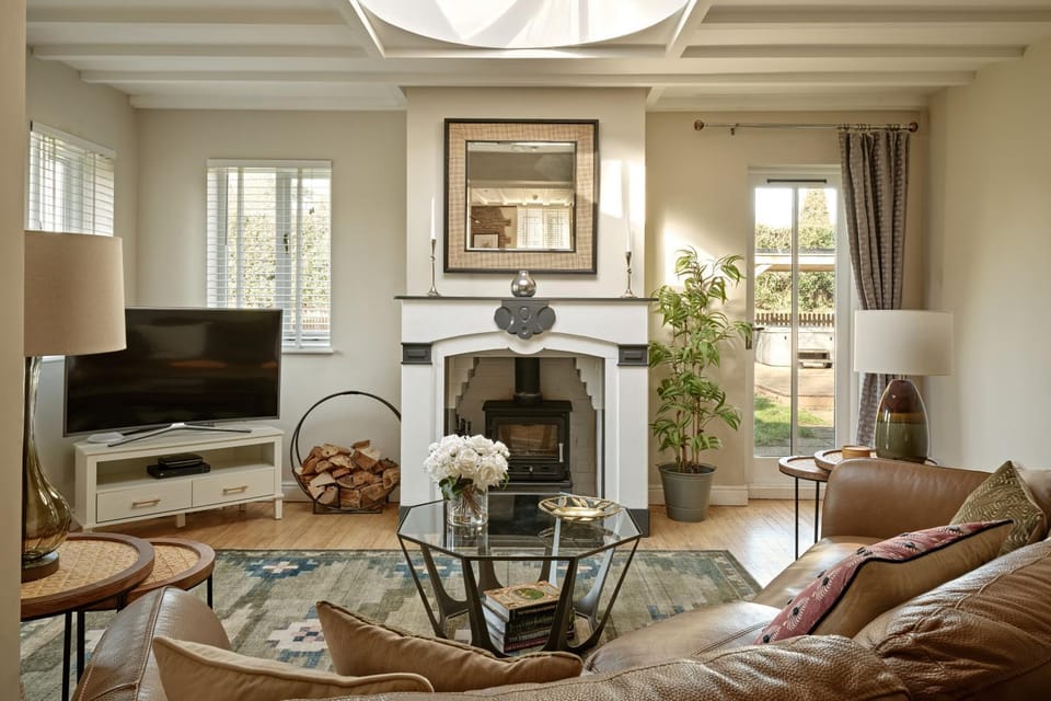 TV and multimedia, Living room, Seating area, fireplace