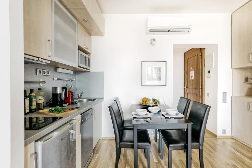 Coffee/tea facilities, Kitchen or kitchenette, Living room, Seating area, Dining area, minibar, stove, air conditioner