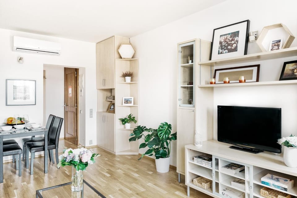 TV and multimedia, Living room, Seating area, Dining area, air conditioner