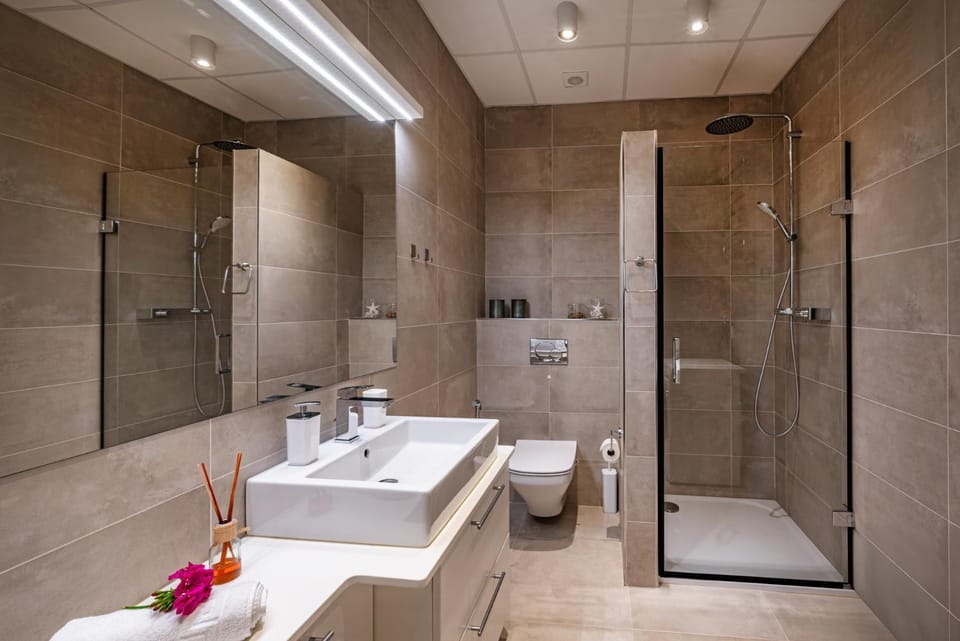 Shower, Toilet, Bathroom, towels