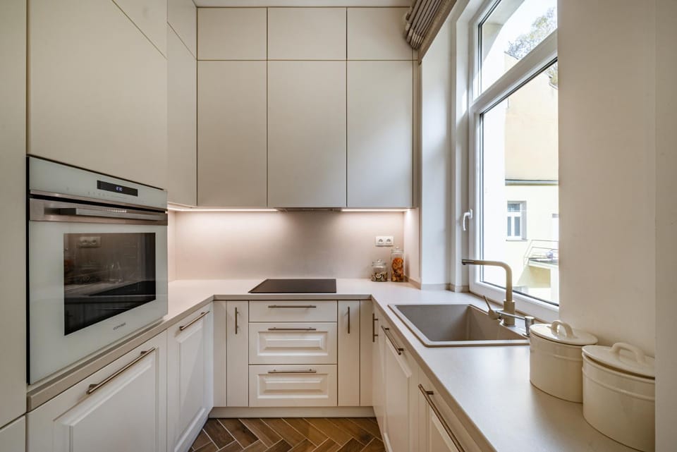 Kitchen or kitchenette, dishwasher, stove