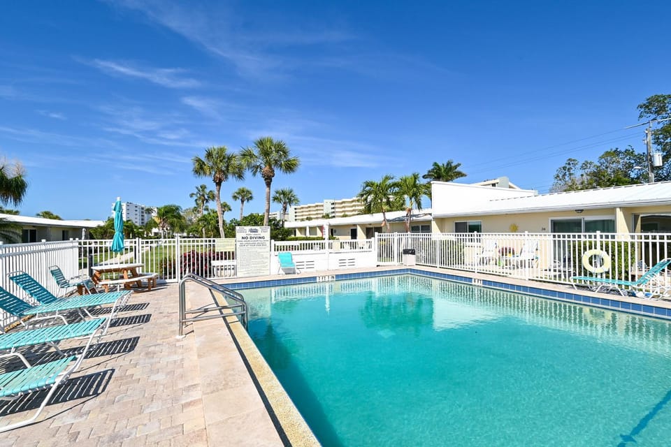 Jamaica Royale #42- 3 Heated Pools On The Beach! Apartment in Siesta Beach