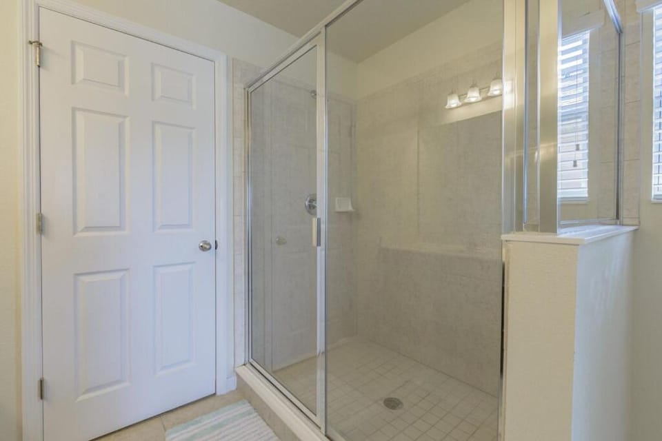 4 Bed Private Yard-Pool Home House in Kissimmee