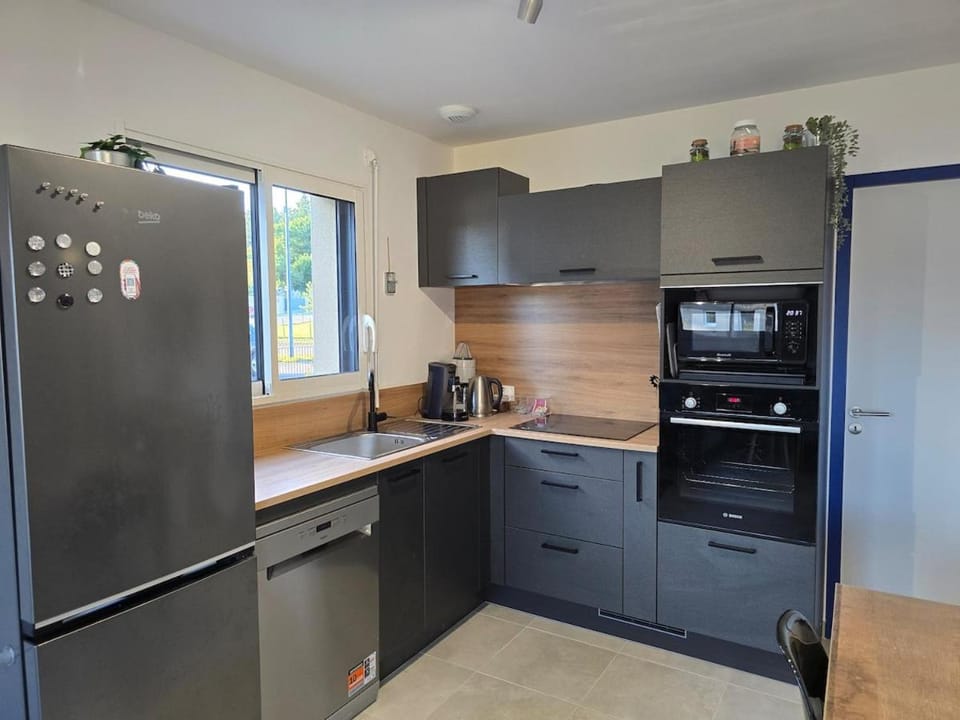 Coffee/tea facilities, Kitchen or kitchenette, dishwasher, oven, stove, toaster