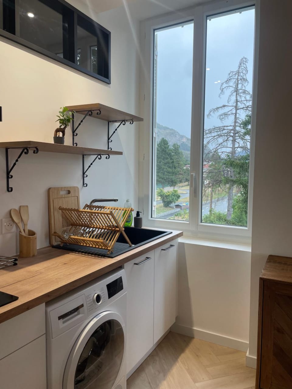 Kitchen or kitchenette, stove, dryer