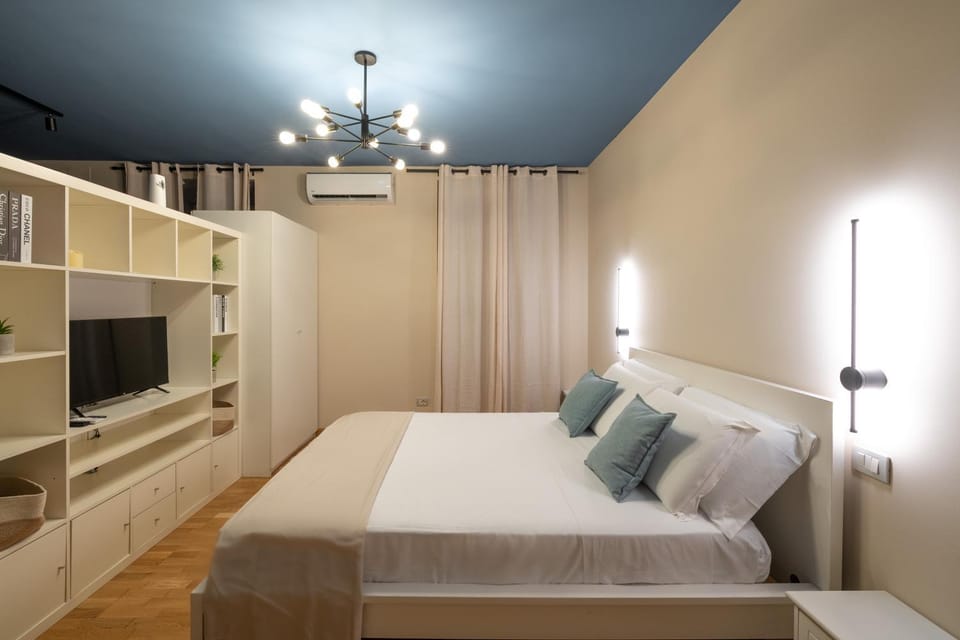Bed, TV and multimedia, Photo of the whole room, Bedroom, wardrobe