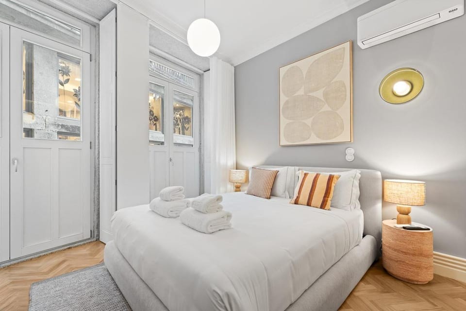 Bed, Photo of the whole room, Bedroom, towels, air conditioner