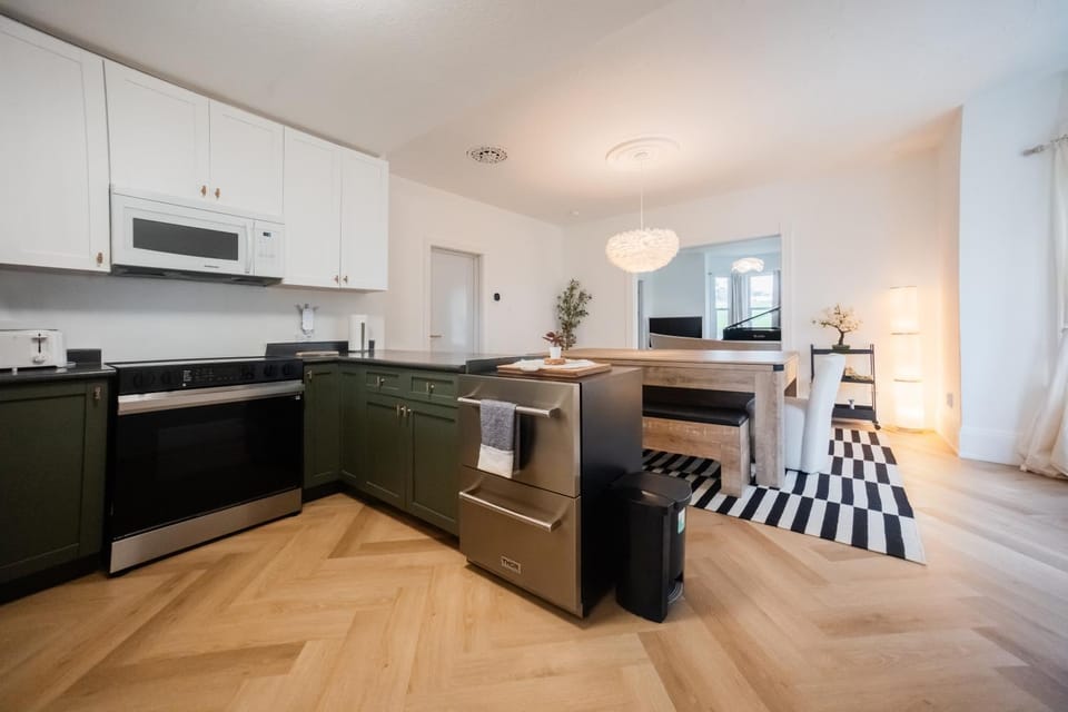 Kitchen or kitchenette, Dining area, dishwasher, minibar, oven, stove, toaster