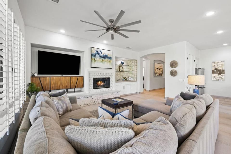 Vacation Home - 0.4 Acre- Indio Sapphire Oasis with Game Room House in La Quinta