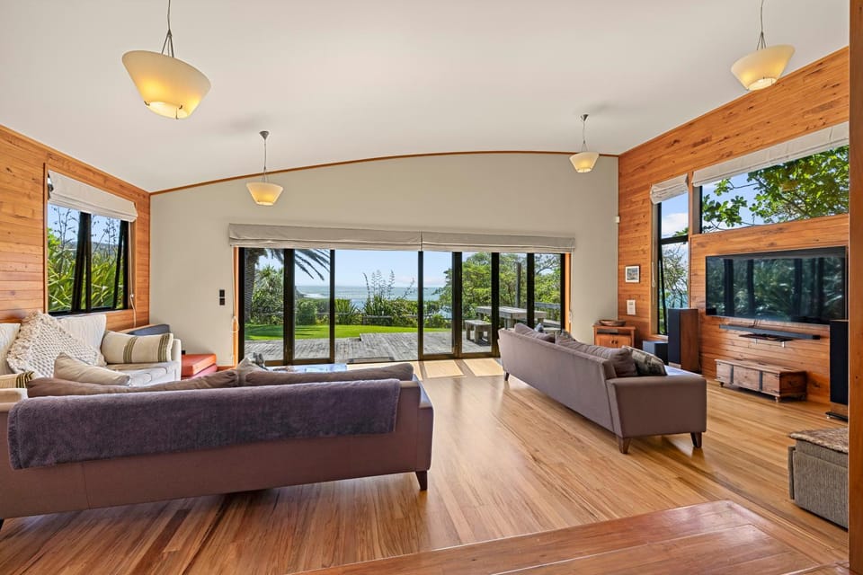 ON THE ROCKS, Whale Bay House in Raglan