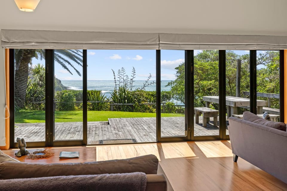 ON THE ROCKS, Whale Bay House in Raglan