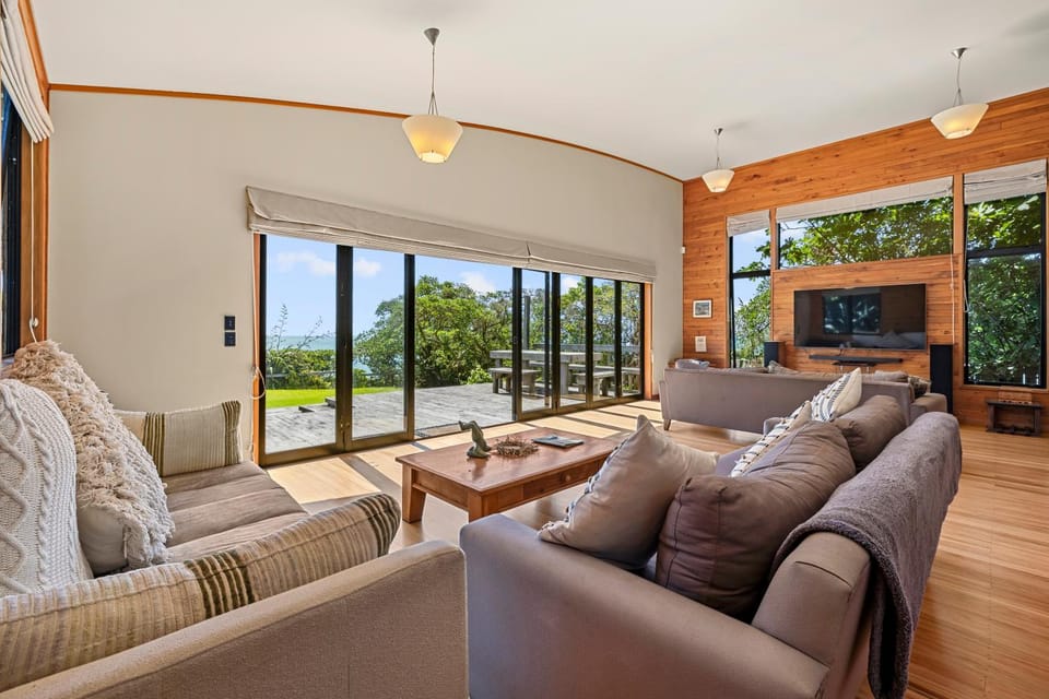 ON THE ROCKS, Whale Bay House in Raglan