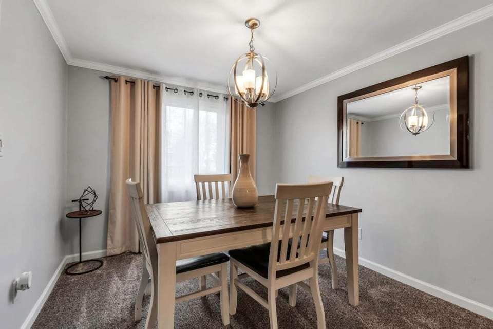 Family Fun Pool Central Airport House in Cheektowaga