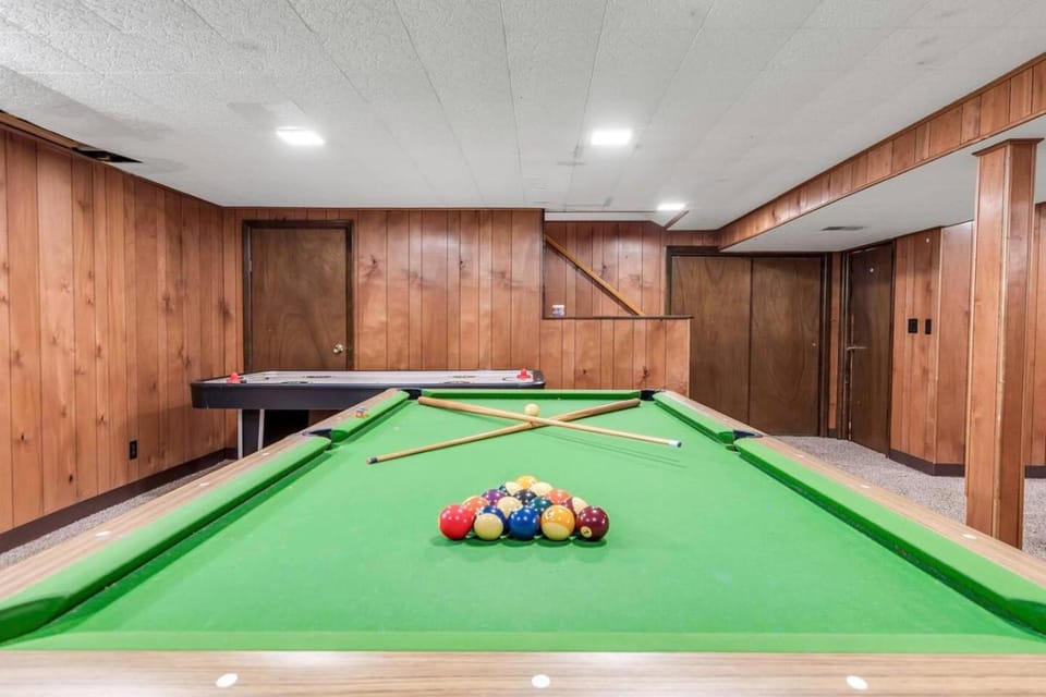 Family Fun Pool Central Airport House in Cheektowaga