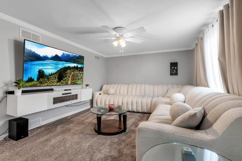 Family Fun Pool Central Airport House in Cheektowaga