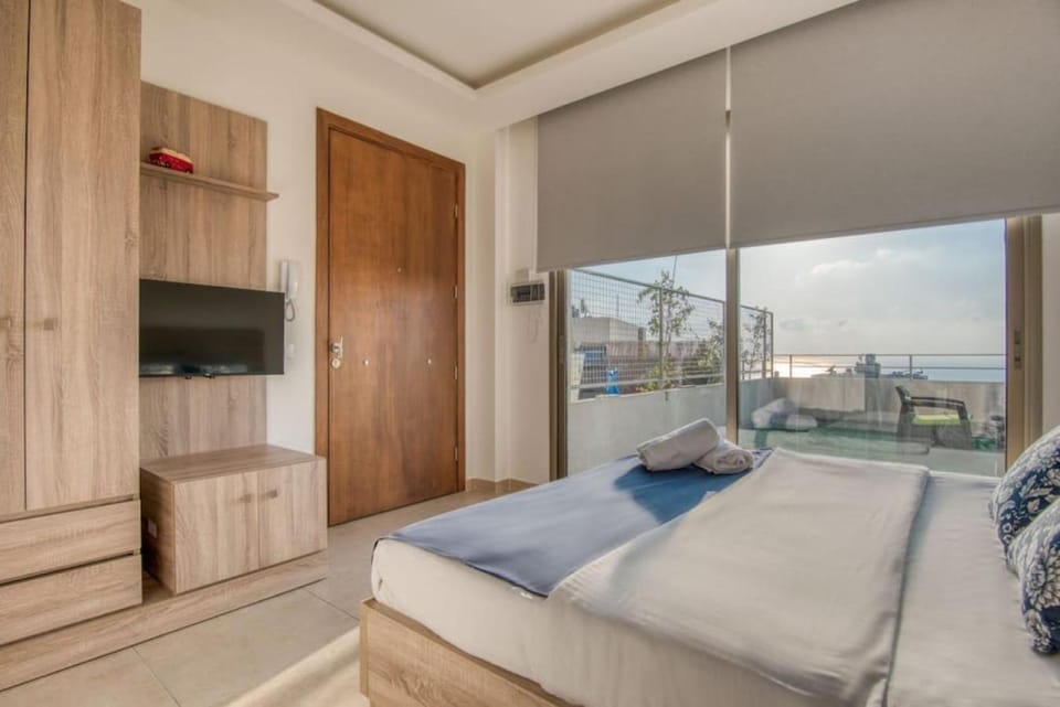 Bed, TV and multimedia, View (from property/room), Bedroom, towels, wardrobe