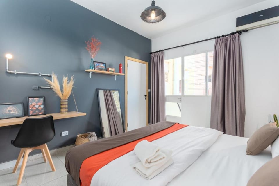 Bed, Business facilities, Bedroom, towels, air conditioner