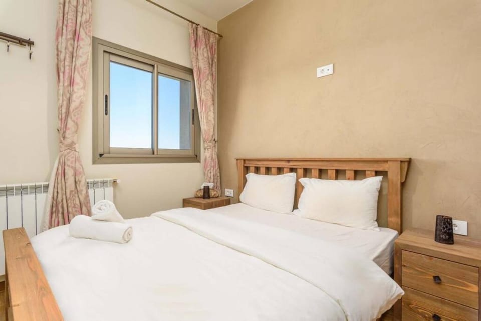 Bed, Bedroom, heating, towels