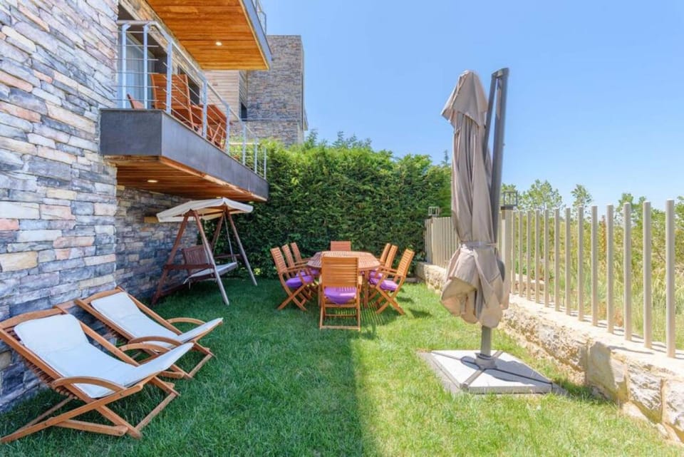 Garden, Dining area, sunbed