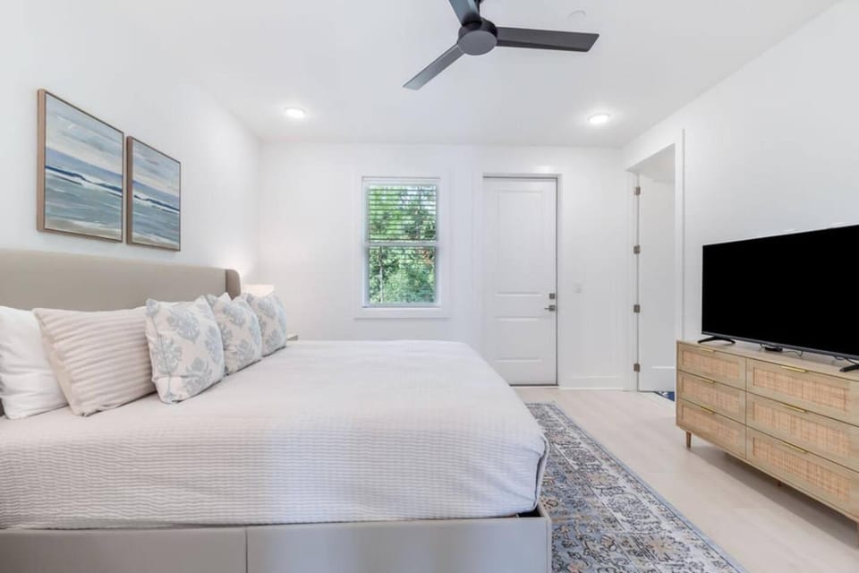Bed, TV and multimedia, Bedroom