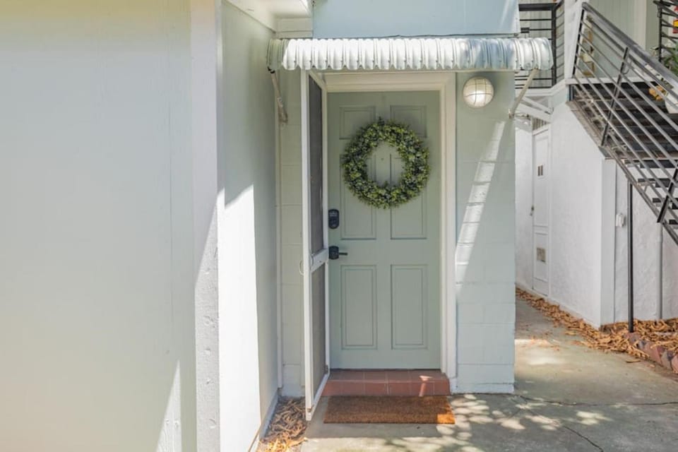Verdant Studio DT St Pete Walk Everywhere Apartment in St Petersburg