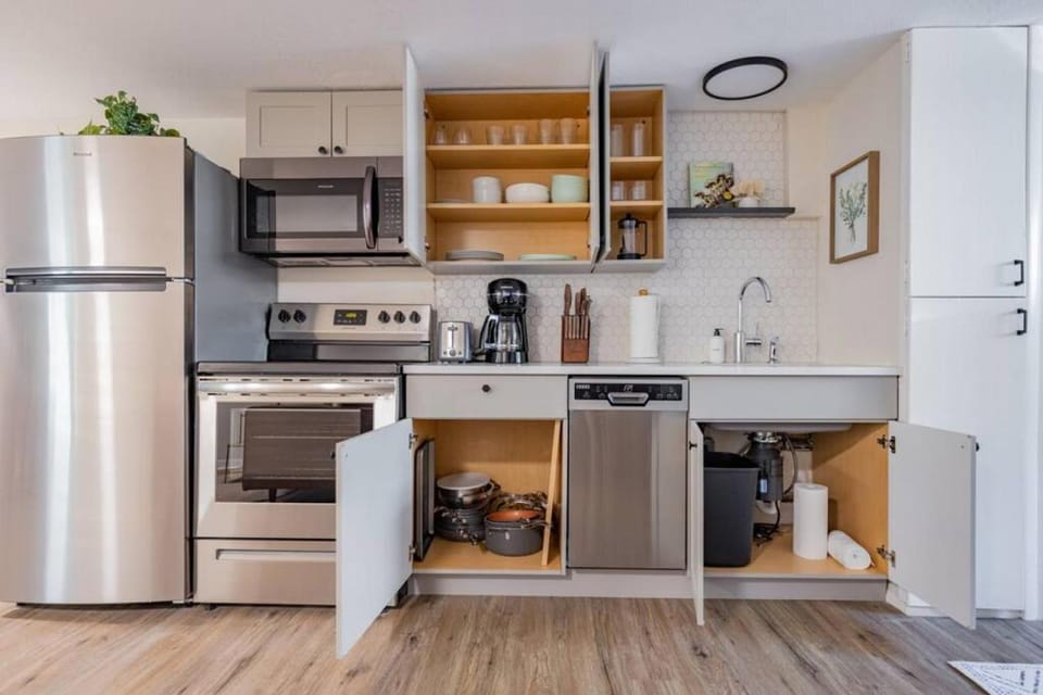 Verdant Studio DT St Pete Walk Everywhere Apartment in St Petersburg