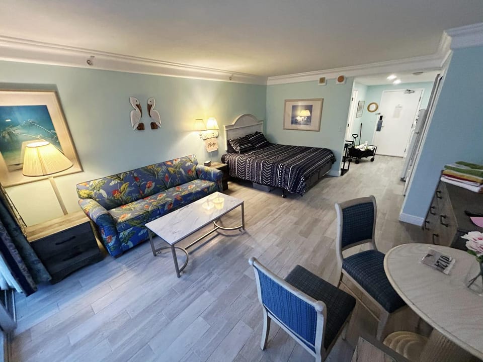 Living room, Photo of the whole room, Seating area, Dining area, Bedroom