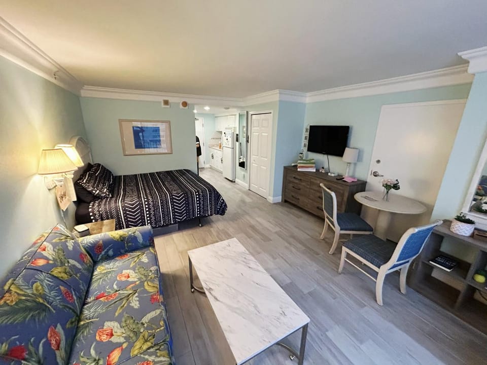 Bed, TV and multimedia, Kitchen or kitchenette, Photo of the whole room, Seating area