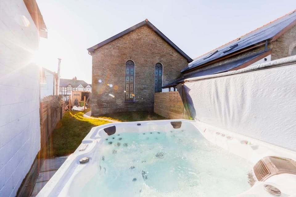 Modern Cosy Conversion - family friends gatherings House in Wales