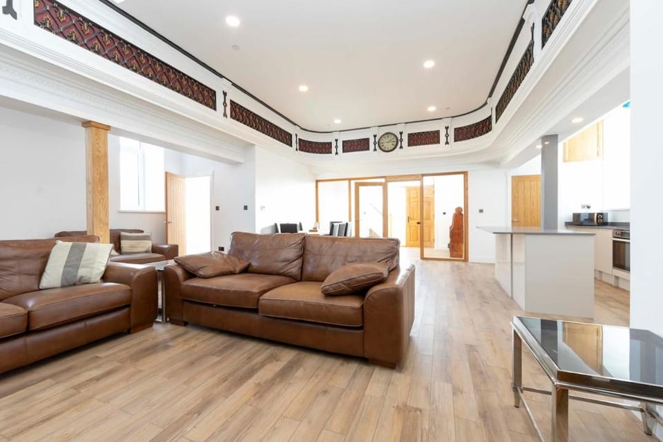 Modern Cosy Conversion - family friends gatherings House in Wales